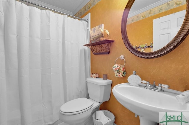 15 Cromwell Pl, Savannah, GA 31410 - full bath with toilet, a sink, crown molding, and a shower with curtain
