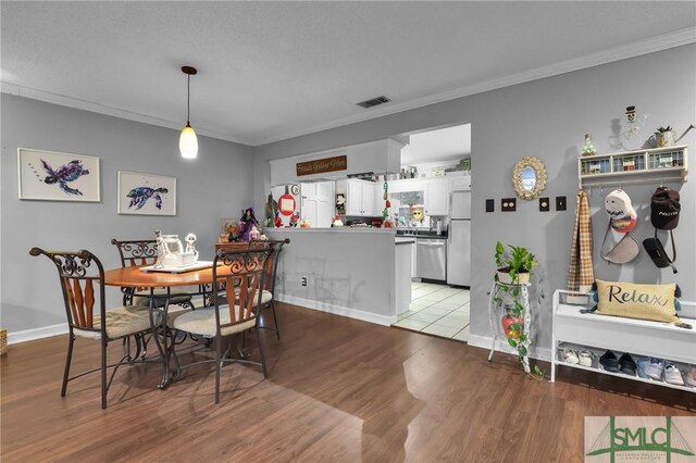 15 Cromwell Pl, Savannah, GA 31410 - dining space featuring crown molding, light wood-style flooring, and baseboards