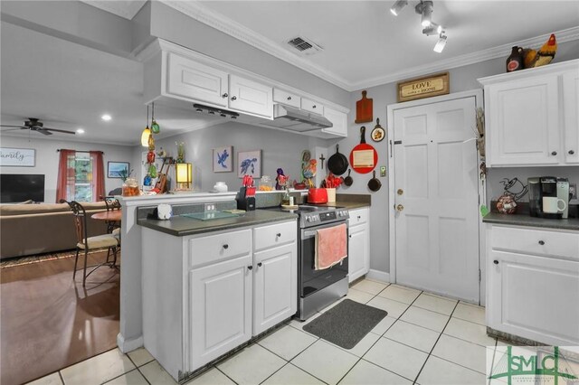 15 Cromwell Pl, Savannah, GA 31410 - kitchen with stainless steel electric range oven, a peninsula, a ceiling fan, dark countertops, and crown molding