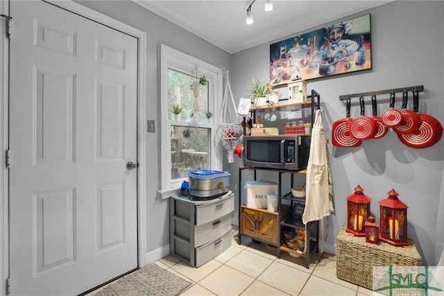 15 Cromwell Pl, Savannah, GA 31410 - tiled entrance foyer with rail lighting