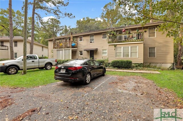 15 Cromwell Pl, Savannah, GA 31410 - view of front of property with a balcony, uncovered parking, and a front yard