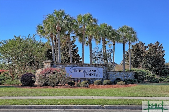 community / neighborhood sign featuring a lawn