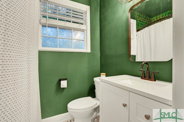 bathroom with vanity, toilet, and curtained shower