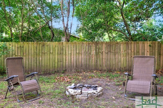 view of yard featuring an outdoor fire pit