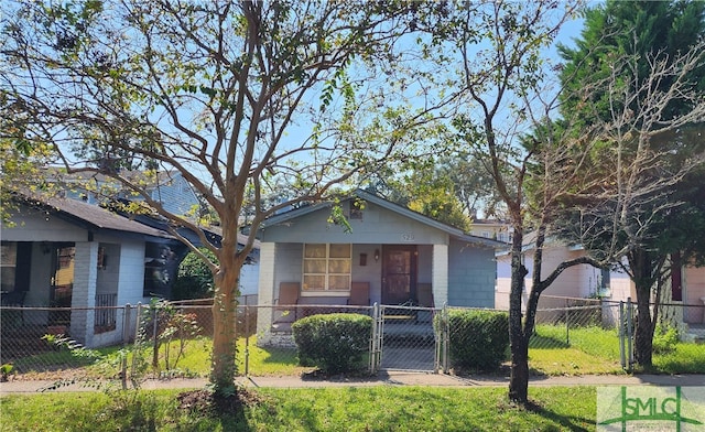 bungalow featuring a front yard