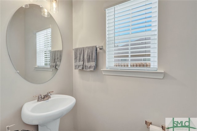 bathroom featuring sink