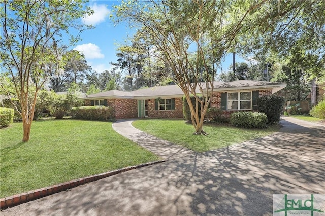 single story home featuring a front yard