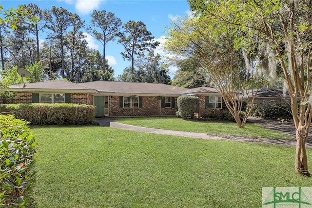 ranch-style home featuring a front lawn