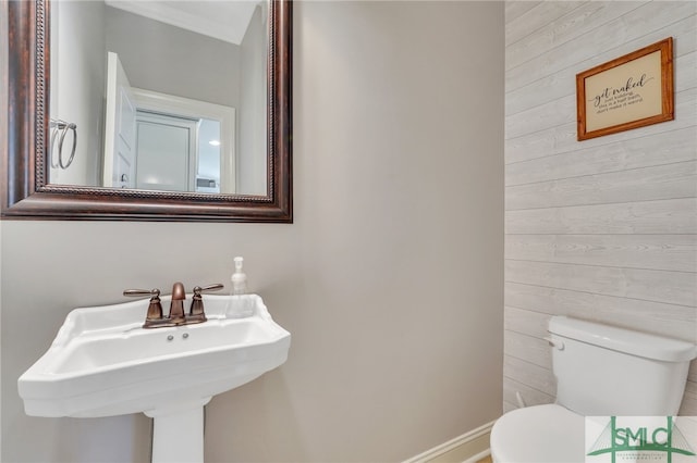 bathroom featuring toilet and sink