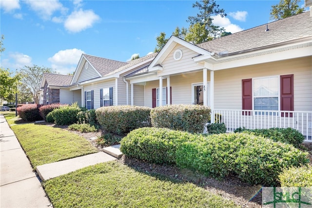 view of front of home featuring a front lawn