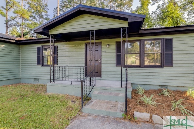 view of front of property with a front lawn