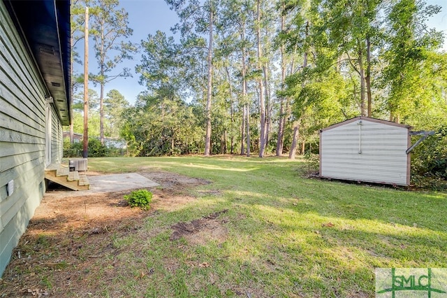 view of yard with a storage unit