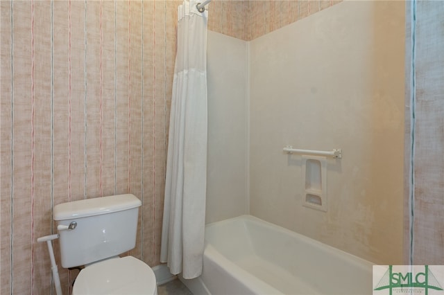 bathroom featuring shower / tub combo with curtain and toilet