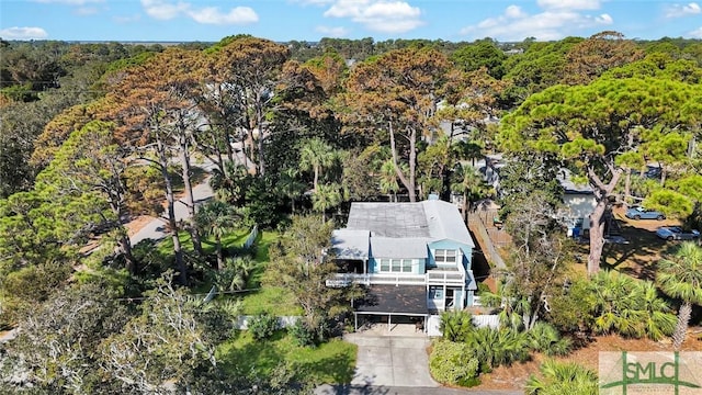 bird's eye view featuring a wooded view