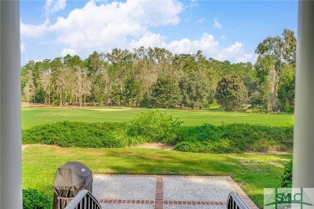 view of property's community featuring a lawn