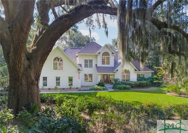 view of front of property featuring a front yard