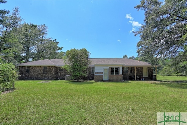 view of front of home featuring a front yard