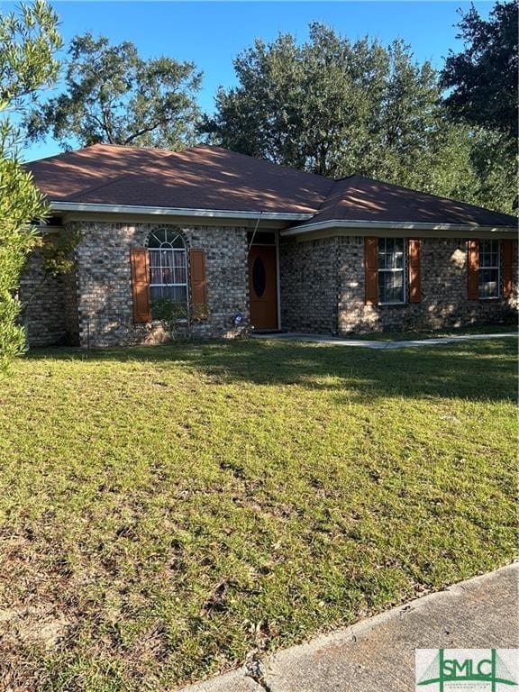 single story home with a front lawn