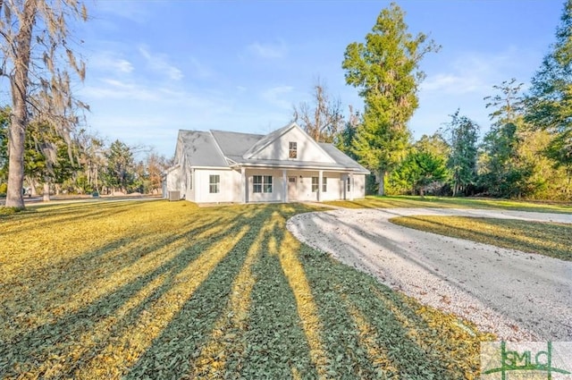 view of front of home featuring a front lawn