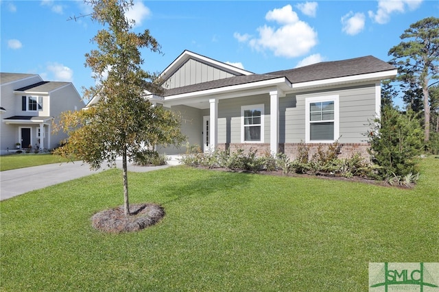 view of front of home featuring a front lawn