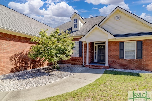 view of front of property featuring a front yard