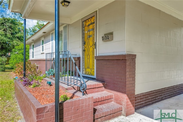 entrance to property featuring a porch