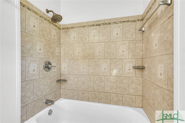 bathroom with tiled shower / bath combo