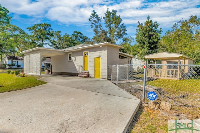 view of front of home with a front yard and a carport