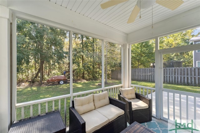 sunroom with ceiling fan