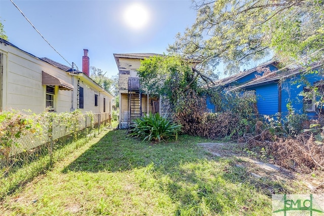 view of front of home featuring a front lawn