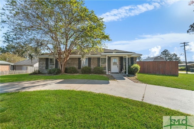 single story home featuring a front yard