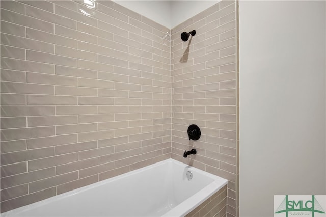 bathroom featuring tiled shower / bath combo