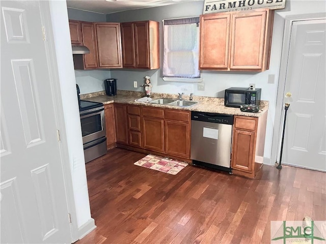 kitchen featuring a sink, stainless steel appliances, dark wood-style floors, and under cabinet range hood