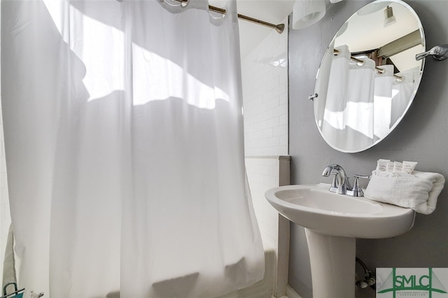 bathroom with shower / bath combo