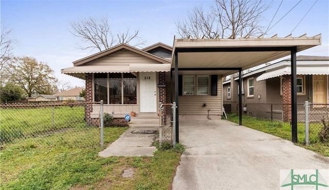 view of front of home featuring a front lawn and a carport