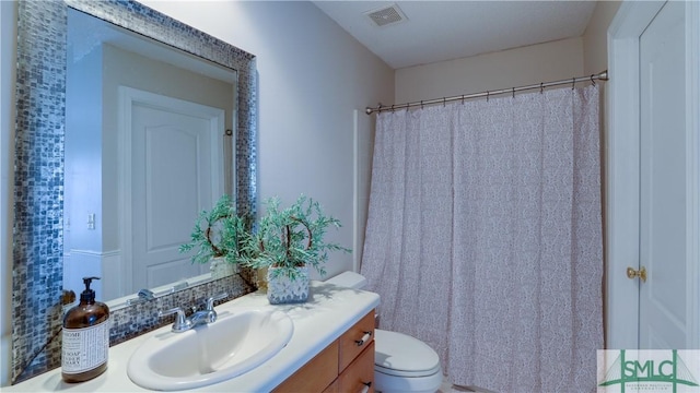 full bathroom with vanity, curtained shower, toilet, and visible vents