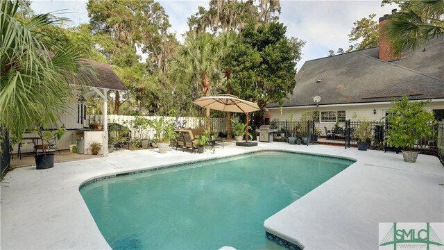 view of swimming pool featuring a patio area