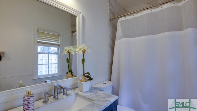 full bathroom with a shower with shower curtain, toilet, and vanity