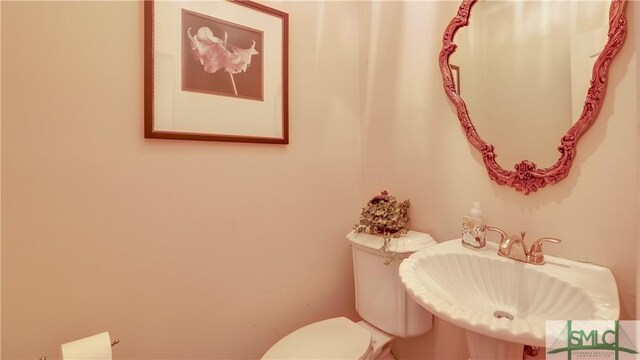 bathroom featuring toilet and sink