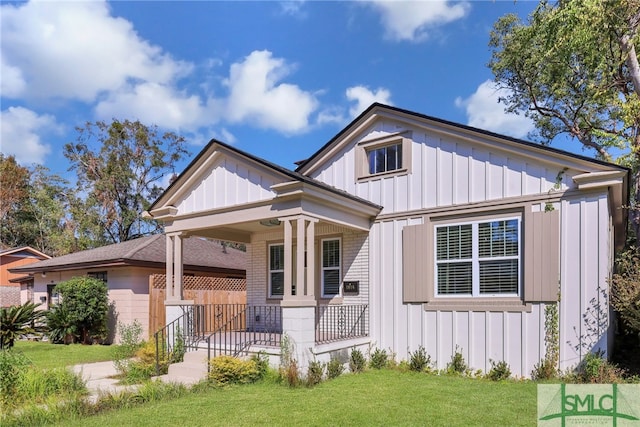 view of front facade with a front lawn and covered porch