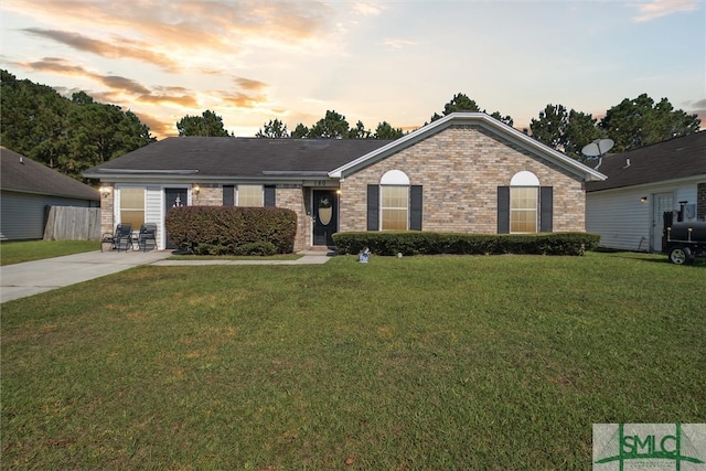 single story home with a lawn