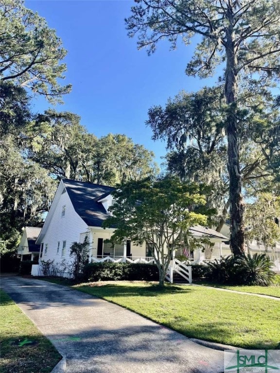 view of front of home featuring a front lawn