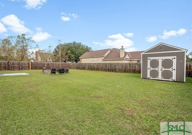 view of yard featuring a shed