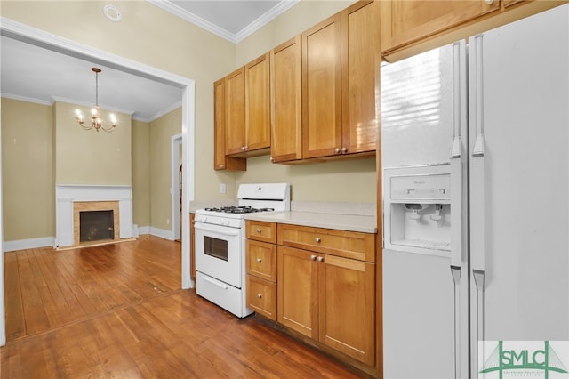 kitchen featuring crown molding, a notable chandelier, dark hardwood / wood-style floors, pendant lighting, and white appliances