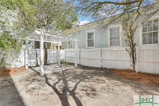 view of yard featuring a pergola