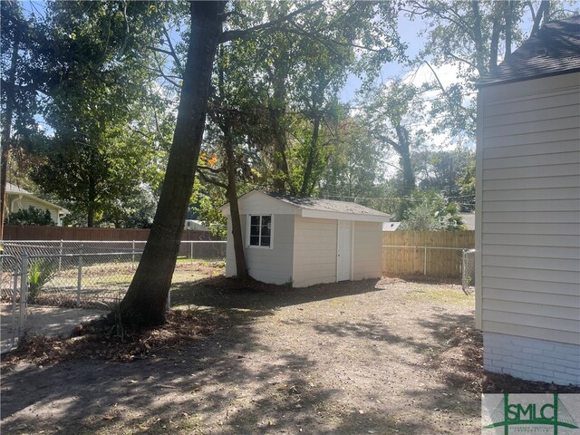 view of yard with a storage shed