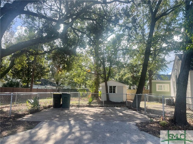 view of yard with an outbuilding