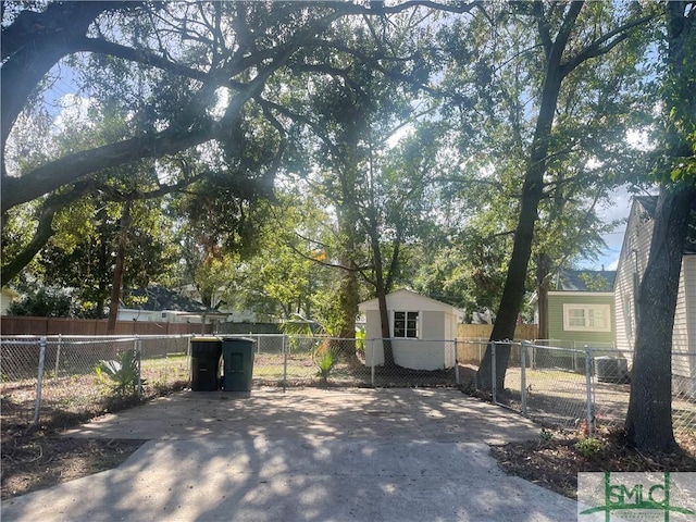 202 Forrest Ave, Savannah, GA 31404 - view of yard with a gate