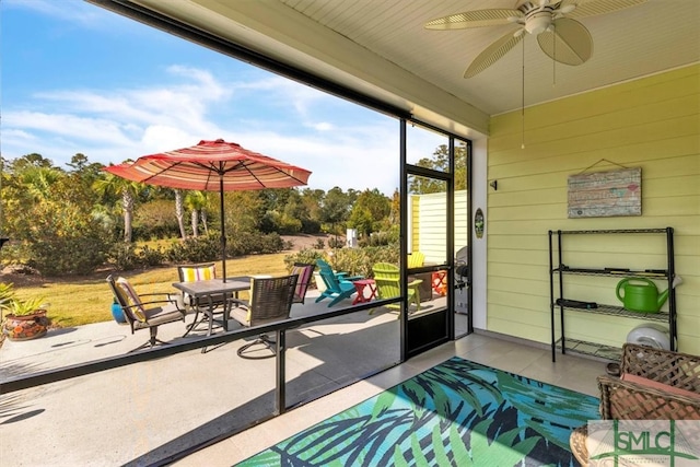 sunroom with ceiling fan