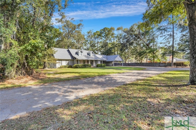 view of front of property featuring a front yard